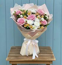 Букет цветов из:  Гвоздики, Орхидеи и Розы в Верхнекундрюческой