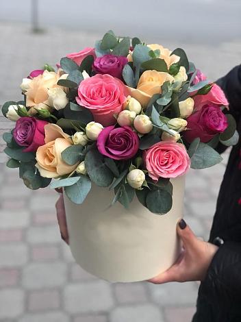 Цветочная композиция из Розы в шляпной коробке в Верхнекундрюческой