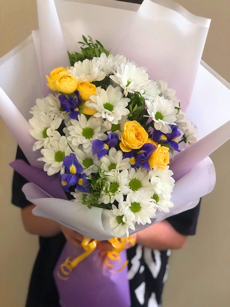 Букет цветов из: Ирисы, Хризантемы и Розы в Верхнекундрюческой