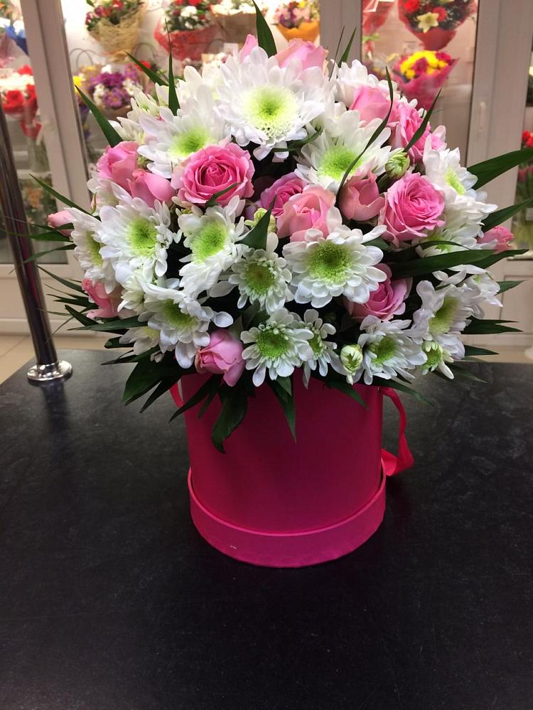 Цветочная композиция из Розы и Хризантемы в шляпной коробке в Верхнекундрюческой