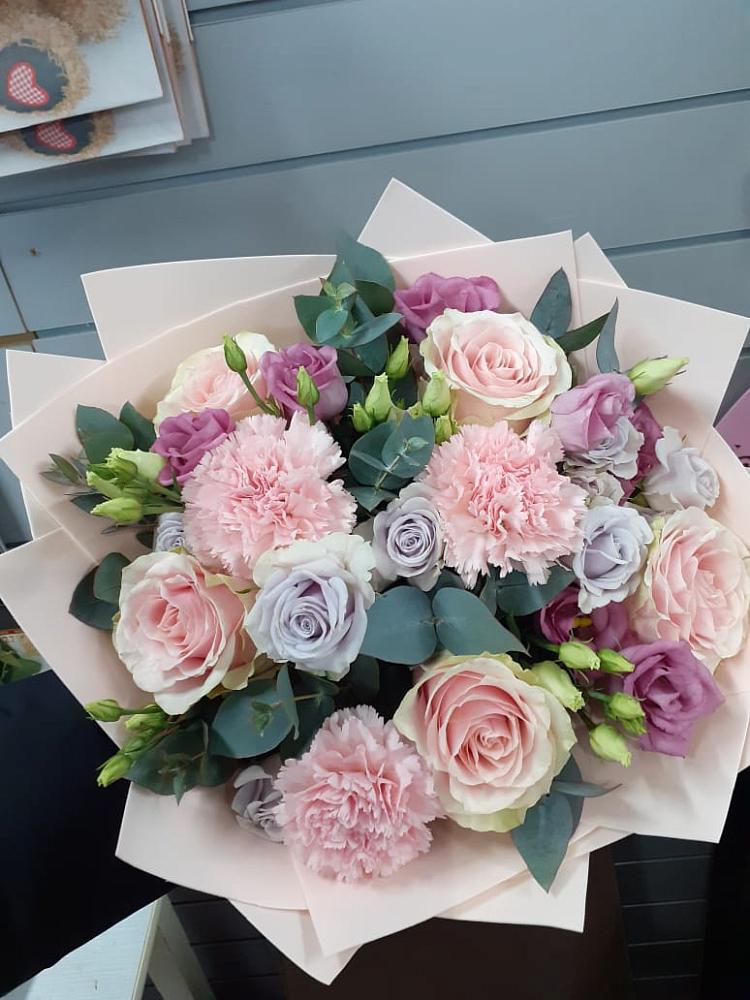 Букет цветов из: Розы, Гвоздики и Лизиантусы в Верхнекундрюческой